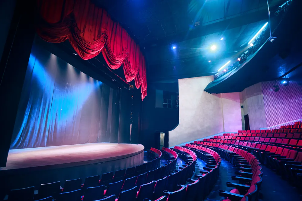 Zdjęcie Co to jest rampa w teatrze i jak wpływa na oświetlenie sceny