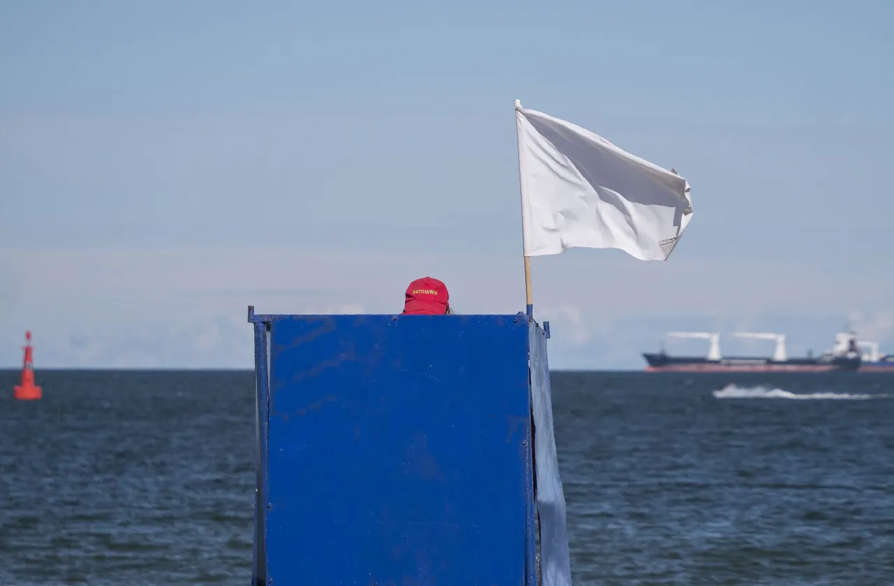 Zdjęcie Co oznacza biała flaga nad morzem? Ważne informacje o bezpieczeństwie