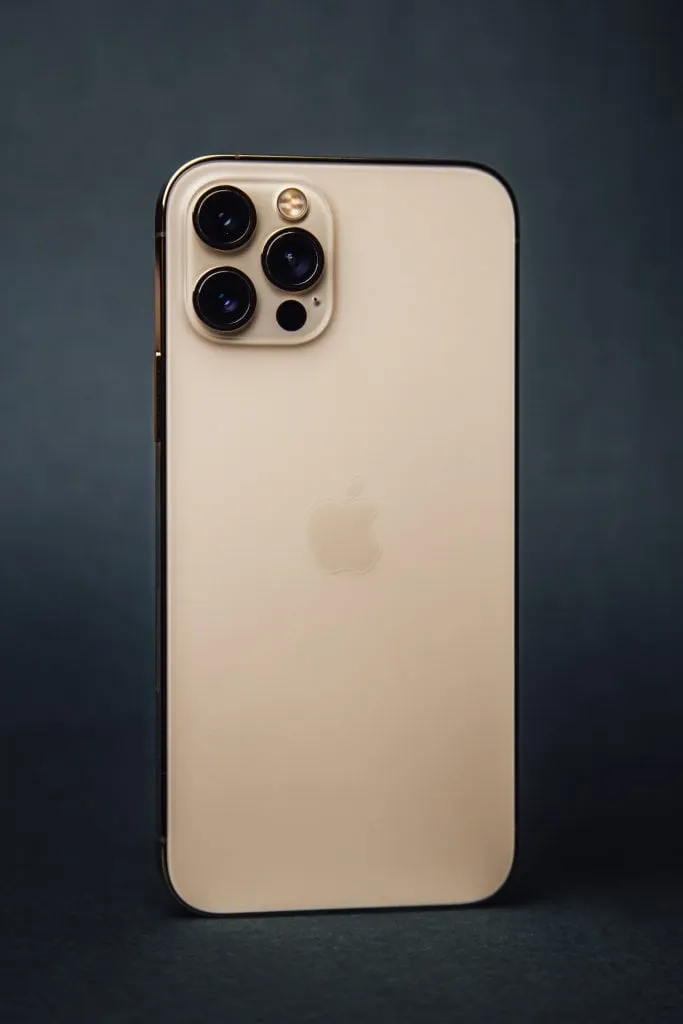 Zdjęcie Czy warto kupić iPhone 12? Odkryj jego wady i zalety przed zakupem