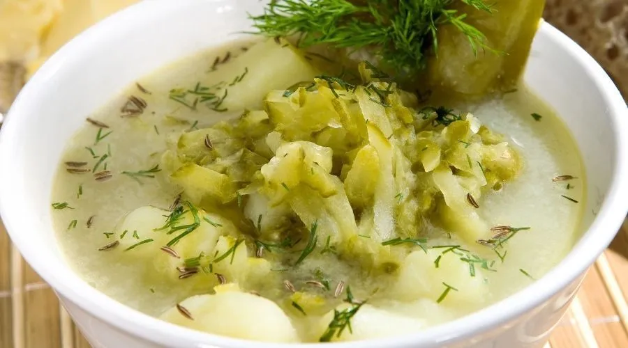 Zdjęcie Kiedy dodać ogórki do zupy ogórkowej, aby uniknąć rozczarowania smakiem?