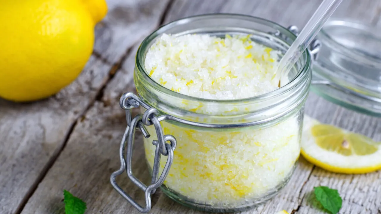 Zdjęcie Jak zrobić peeling cukrowy w domu – prosty przepis i skuteczne wskazówki