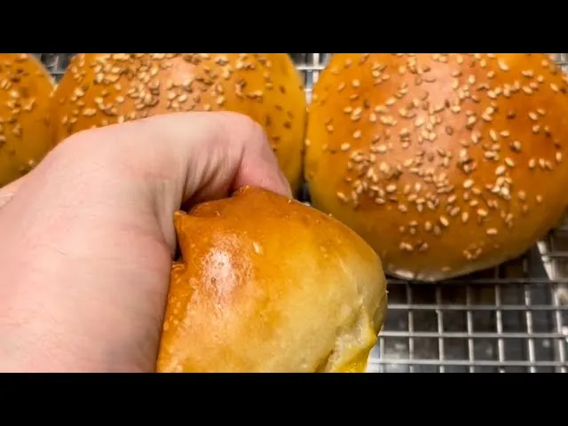Zdjęcie Jak podgrzewać bułki do hamburgerów, aby były chrupiące i pyszne