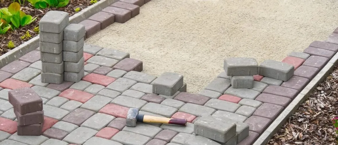 Zdjęcie Jaki beton pod obrzeża wybrać, aby uniknąć pęknięć i strat?