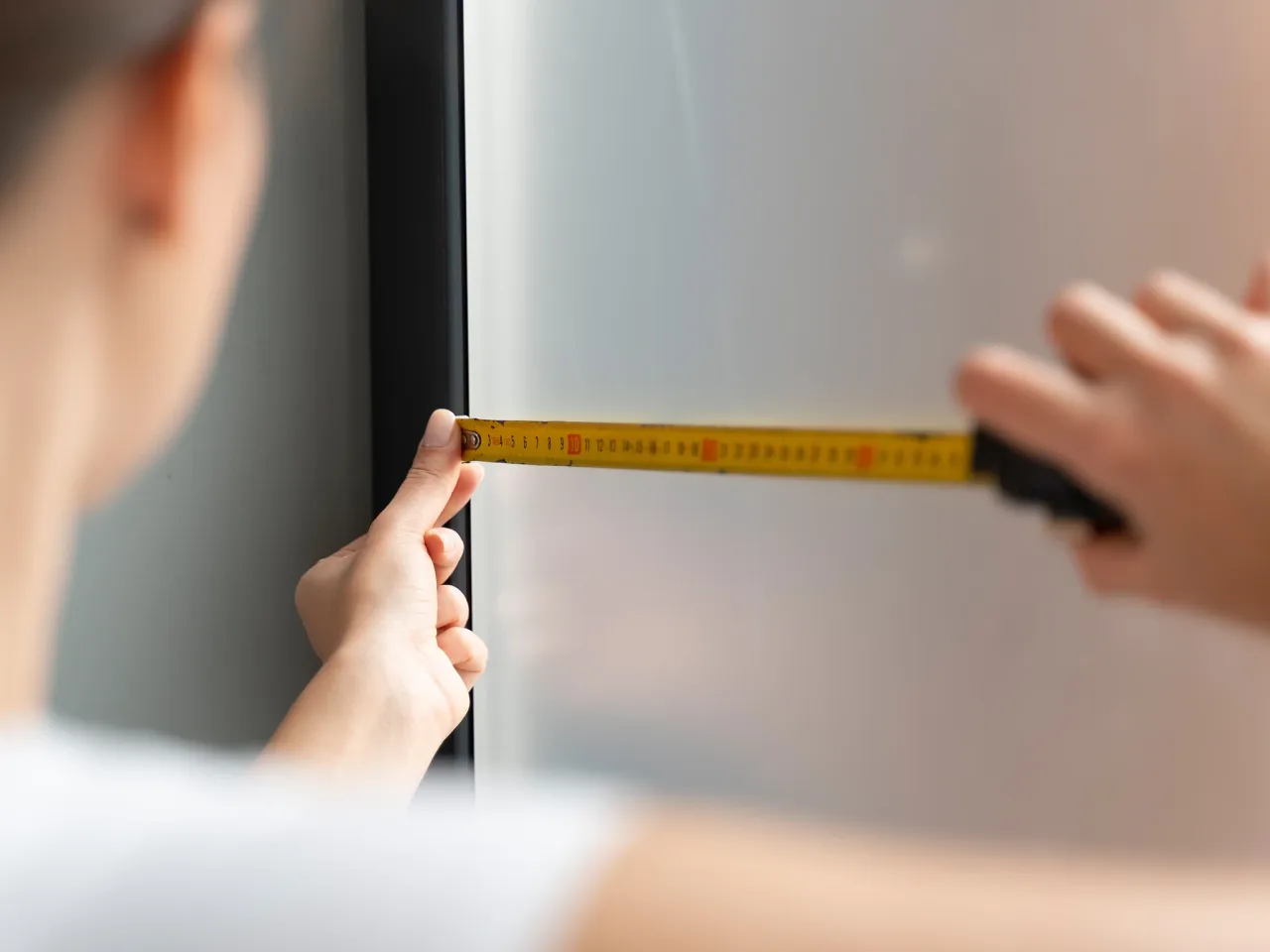 Zdjęcie Jak wymierzyć rolety na okna, aby uniknąć kosztownych błędów