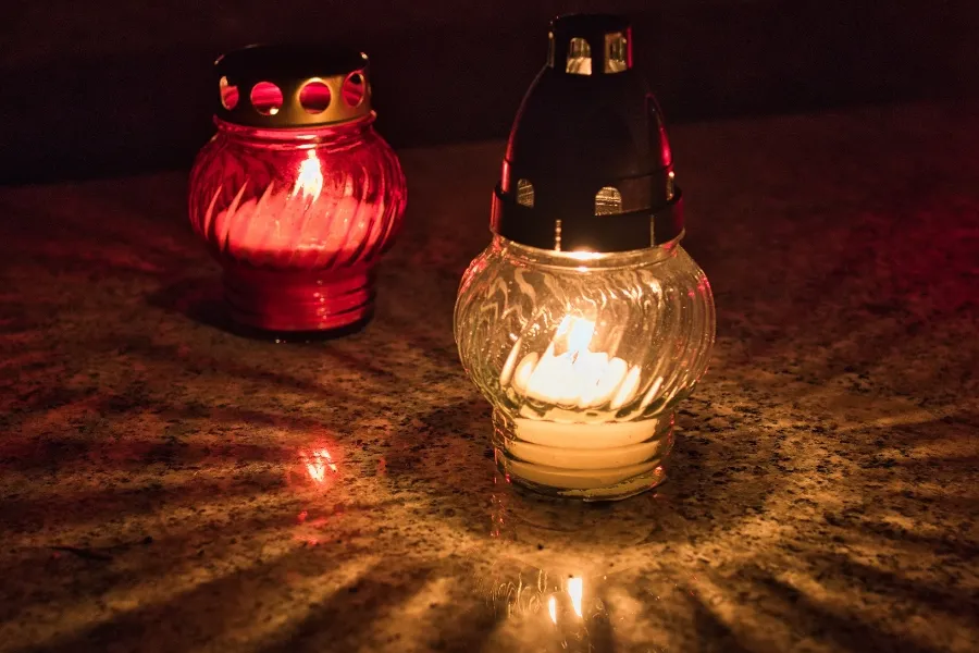 Zdjęcie Dlaczego nie wolno palić zniczy na pogrzebie? Odkryj niebezpieczeństwa i przesądy