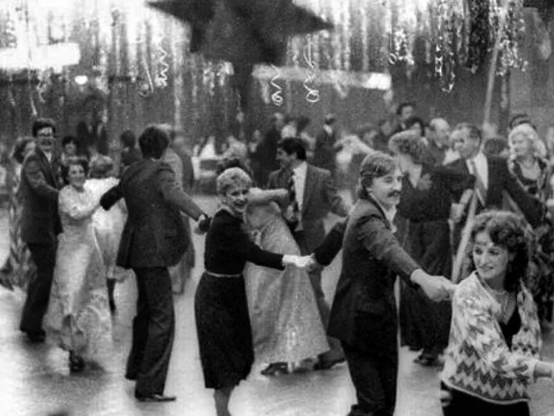 Zdjęcie Sylwester w stylu lat 60 – stwórz niezapomnianą imprezę retro