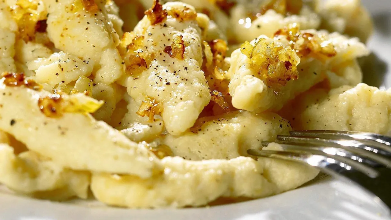 Zdjęcie Kluski kładzione: Idealne i puszyste? Przepis, kt&oacute;ry zawsze działa!