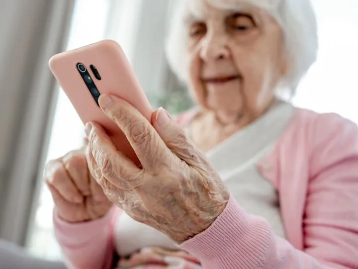 Zdjęcie Jaki telefon dla starszej osoby - wybierz łatwy i bezpieczny model