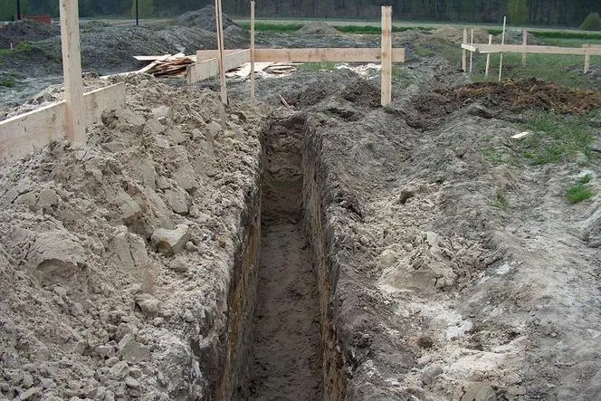 Zdjęcie Jak głęboko kopać fundament pod taras? Kluczowe wskazówki i zasady.