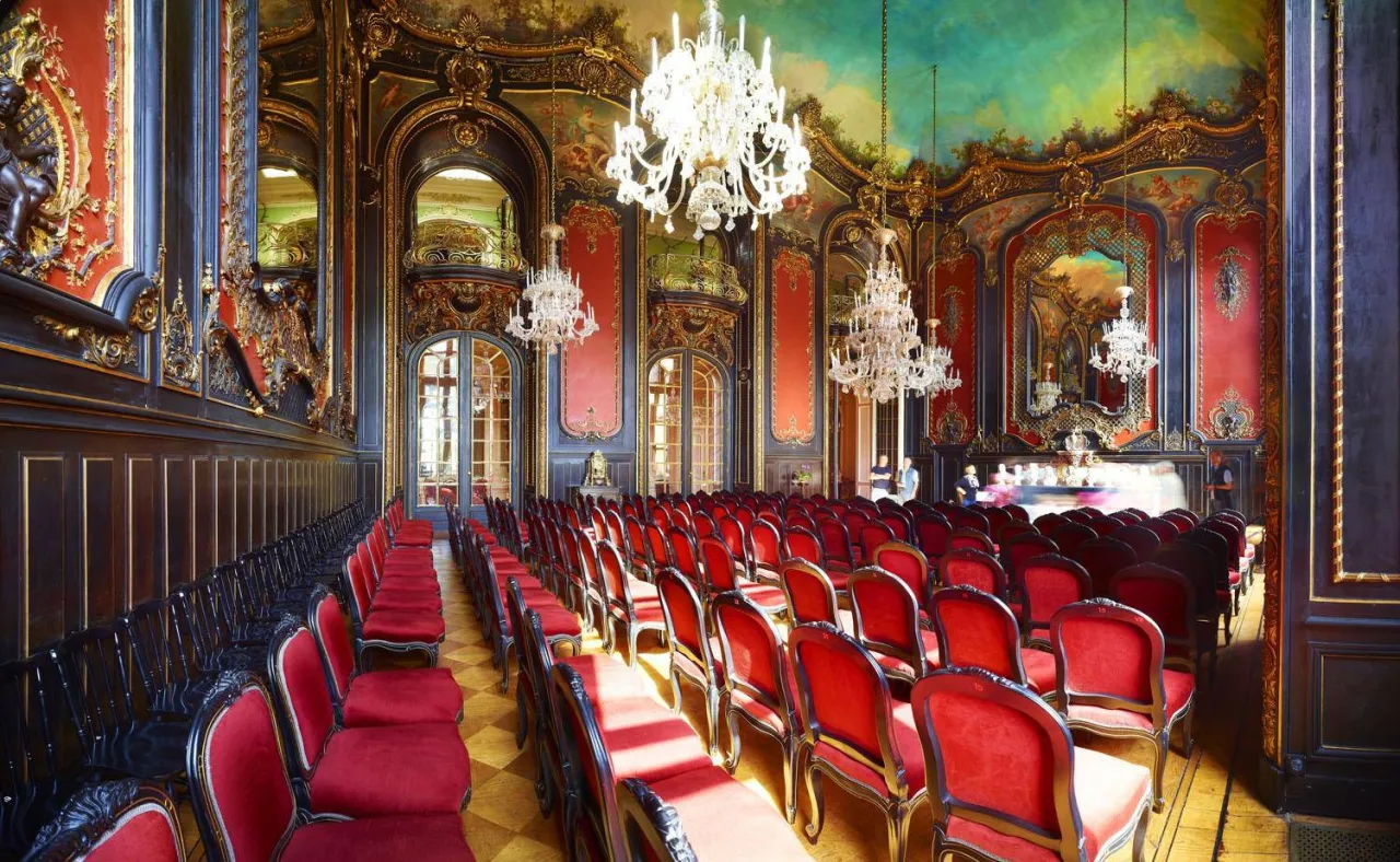 Zdjęcie Czy Sala Lustrzana w Pszczynie dorównuje Wersalowi? Porównanie