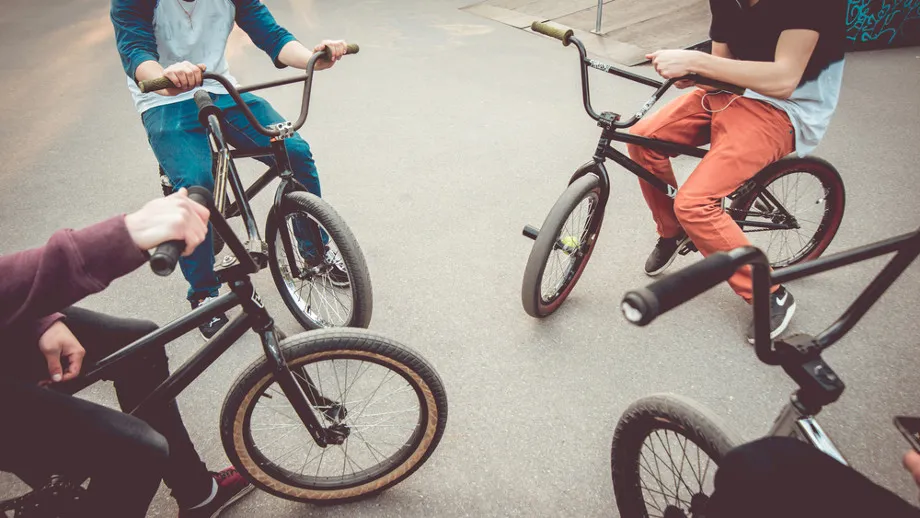 Zdjęcie Deskorolka czy BMX: Który sport wybrać, aby uniknąć błędów?