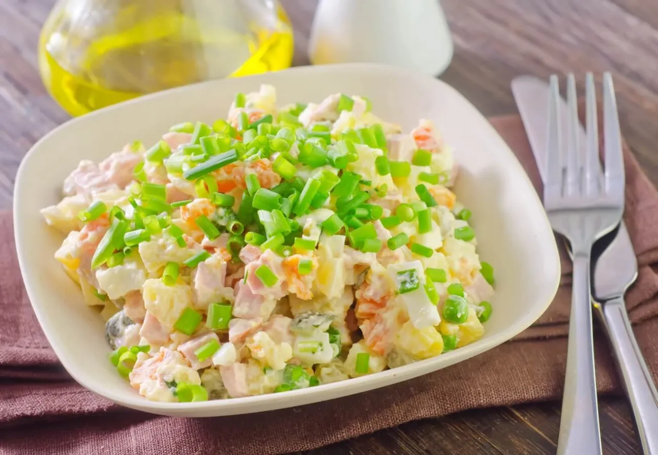 Zdjęcie Ile kcal ma sałatka jarzynowa z majonezem? Zaskakujące wartości odżywcze!