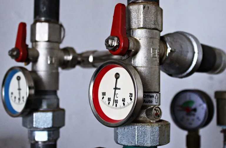 Zdjęcie Jak bezpiecznie spuścić wodę z bojlera elektrycznego bez ryzyka uszkodzenia