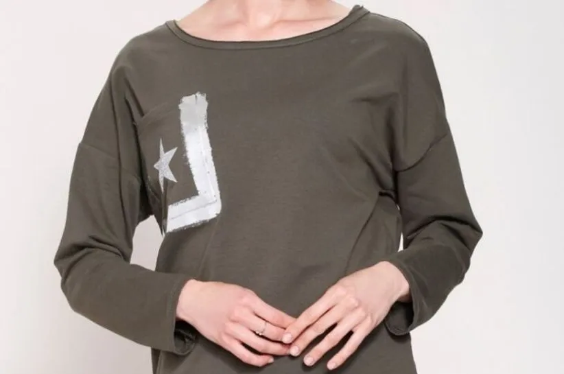 Zdjęcie Jaka bluzka do spodni khaki? Odkryj idealne połączenia stylowe