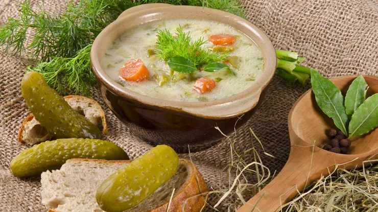Zdjęcie Ile kalorii ma zupa ogórkowa ze śmietaną? Sprawdź, co zyskujesz!