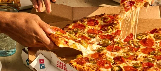 Zdjęcie Jak duża jest pizza w Domino&#039;s? Odkryj średnicę 35 cm!