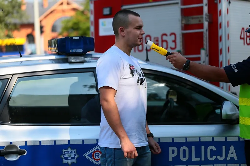 Zdjęcie Czy badanie alkomatem na policji jest darmowe? Poznaj szczegóły!