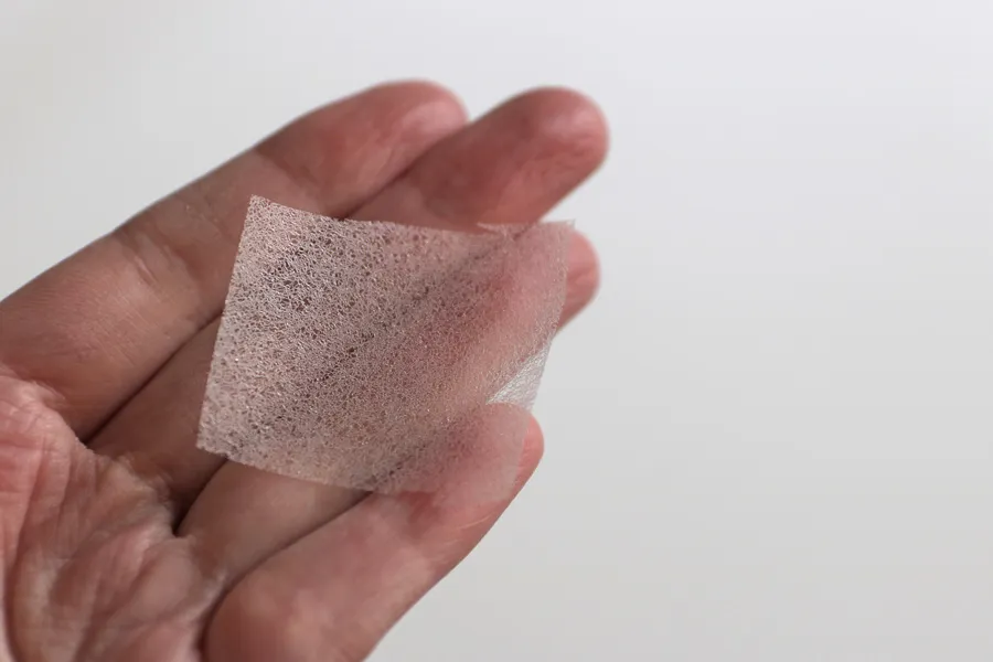 Zdjęcie Czym skleić materiał z materiałem? Odkryj najlepsze kleje i triki