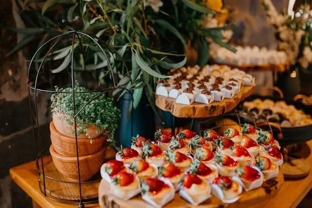 Zdjęcie Ile kosztuje catering na urodziny? Sprawdź ceny i opcje menu