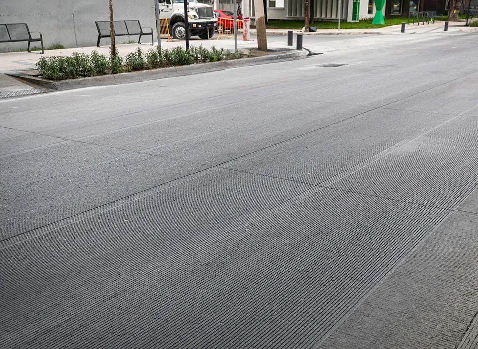 Zdjęcie Jaki beton na chodnik? Wybierz najlepszy rodzaj betonu na trwałość