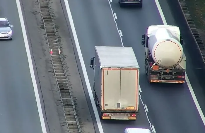 Zdjęcie Czy ciężarówki mogą wyprzedzać na autostradzie? Przepisy i wyjątki