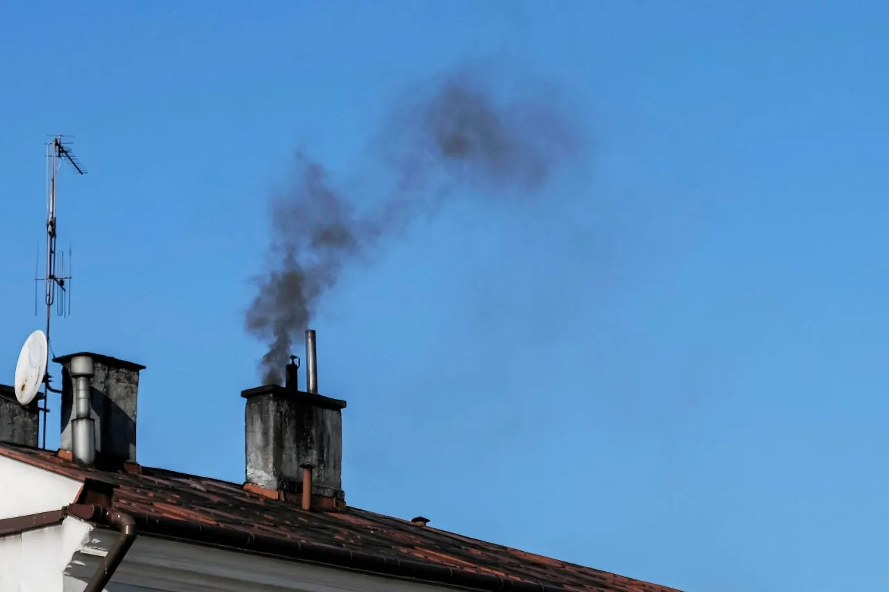 Zdjęcie Jak wyczyścić komin bez wchodzenia na dach i uniknąć problemów