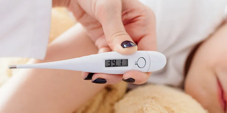Zdjęcie Z jaką temperaturą u dziecka wezwać pogotowie? Ważne informacje