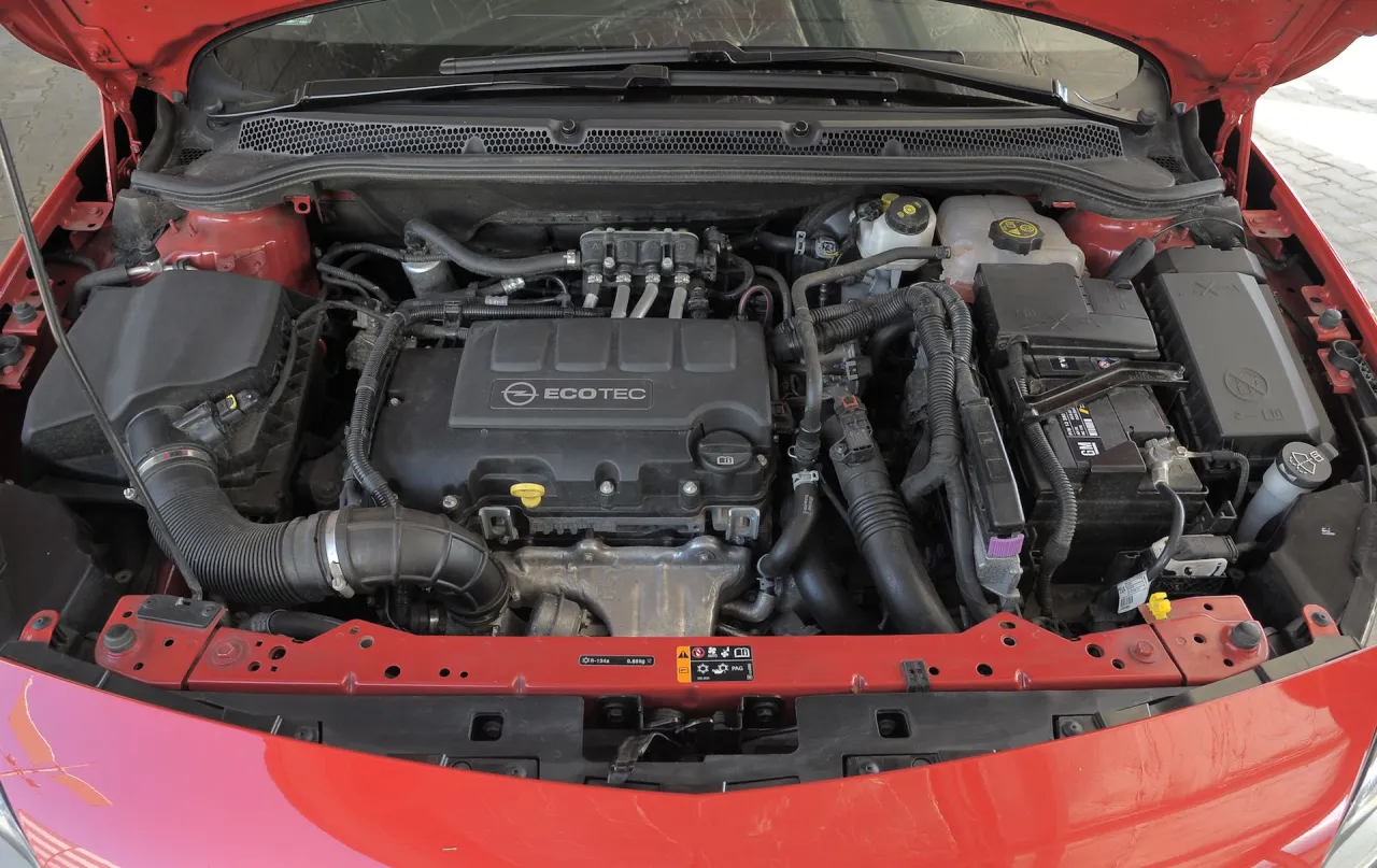 Zdjęcie Opel Astra K: Jaki silnik wybrać, aby uniknąć kosztownych napraw?