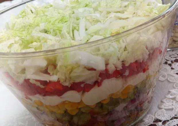 Zdjęcie Jak zrobić sałatkę gyros warstwowa, która oczaruje Twoich gości