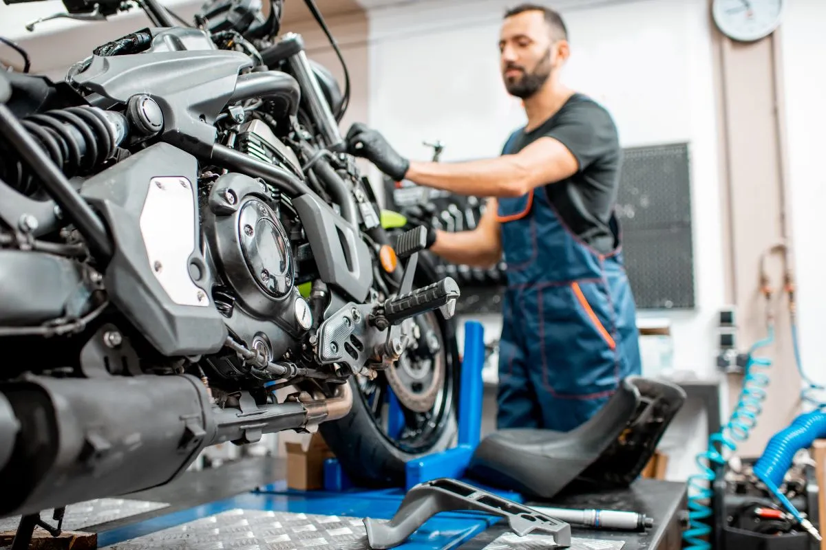 Zdjęcie Co potrzebne do warsztatu motocyklowego? Niezbędne narzędzia i wyposażenie