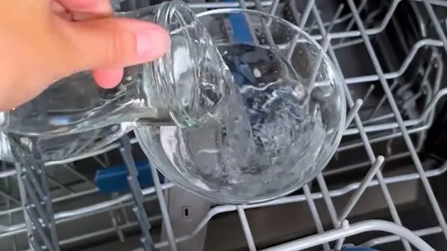 Zdjęcie Czy ocet szkodzi zmywarce? Prawda o jego wpływie na sprzęt