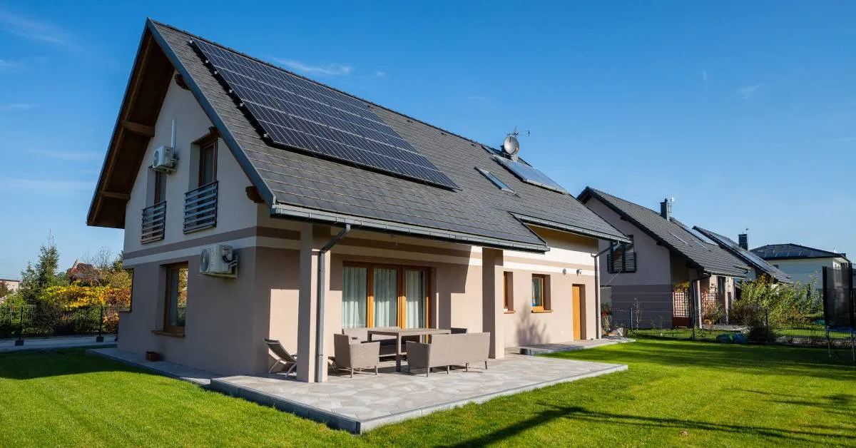 Zdjęcie Inwerter on-grid co to znaczy i jak zmienia sposób korzystania z energii