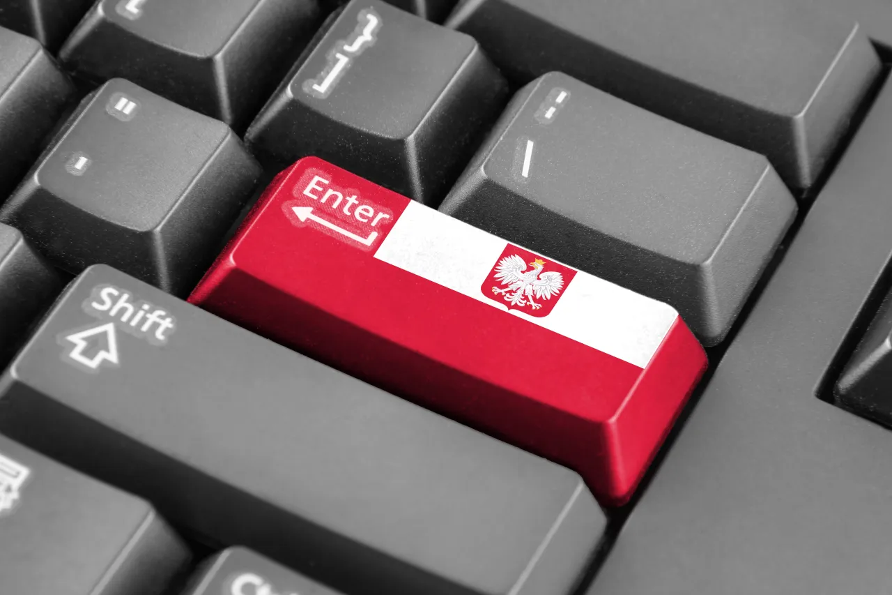 Zdjęcie W którym roku powstał internet w Polsce? Kluczowe wydarzenia i fakty