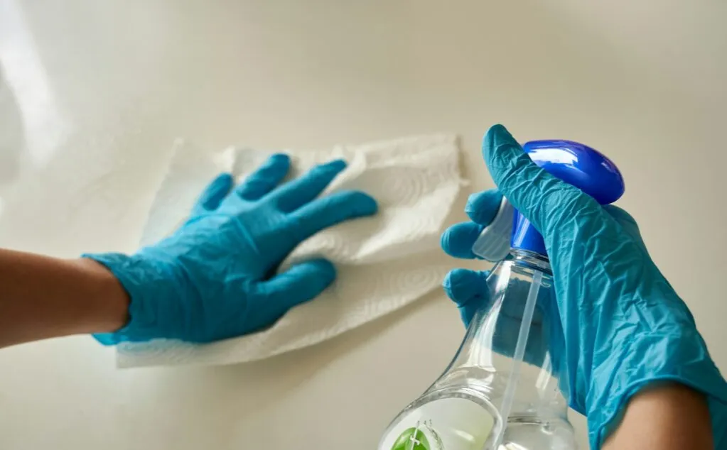 Zdjęcie Skuteczne metody czyszczenia kafelków w kuchni – profesjonalne i domowe sposoby