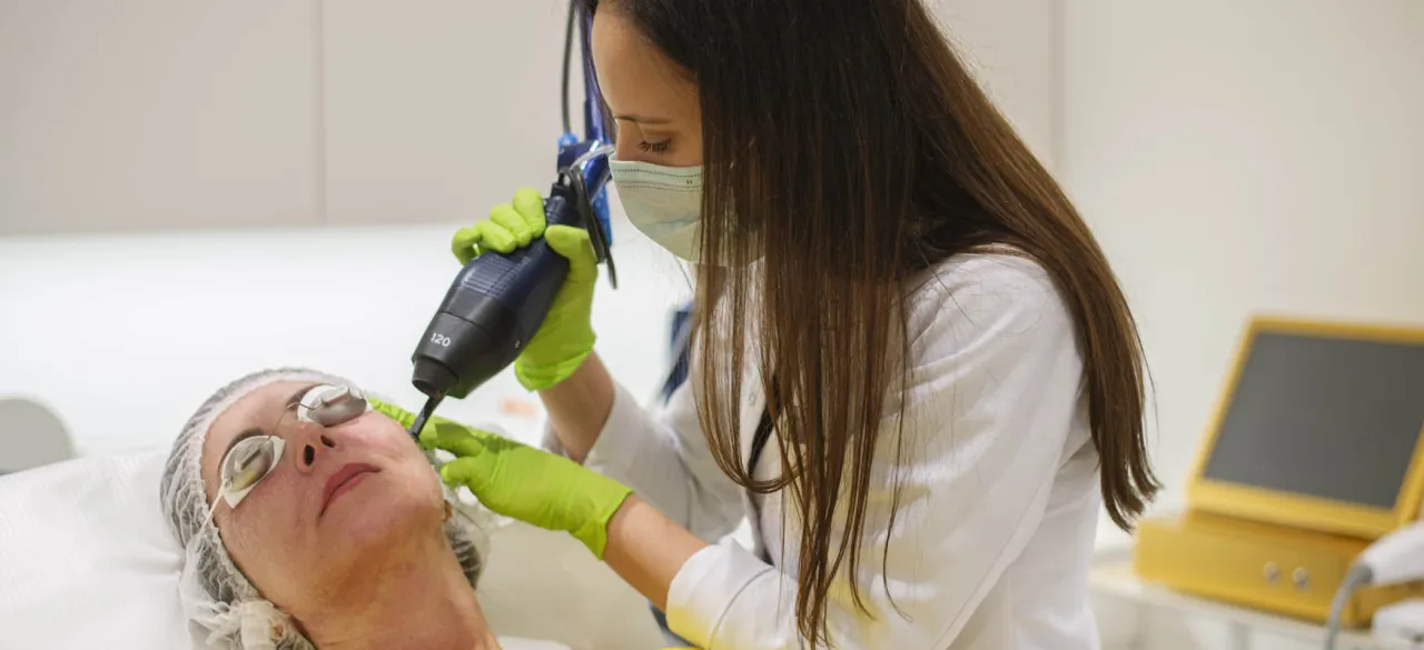 Zdjęcie Czego nie robić po laserze frakcyjnym, aby uniknąć powikłań?