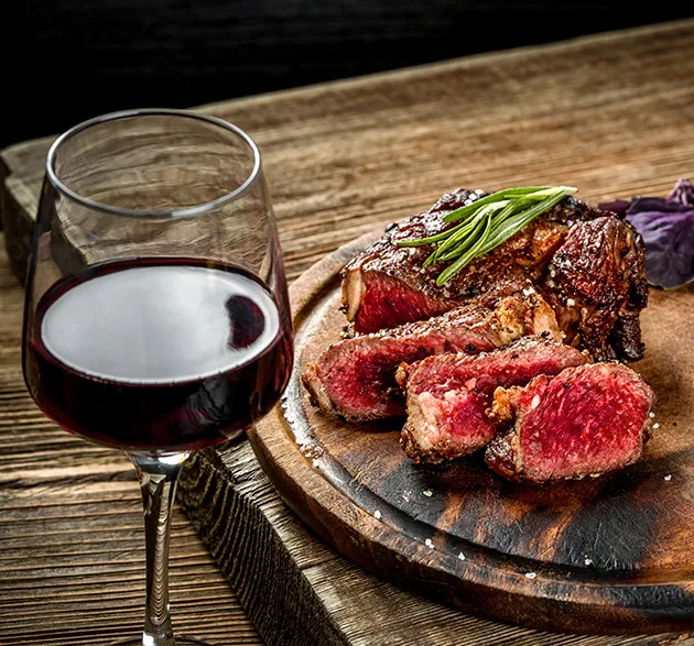 Zdjęcie C&ocirc;te de b&oelig;uf grill&eacute;e: quel vin et boisson choisir pour l'accord parfait?