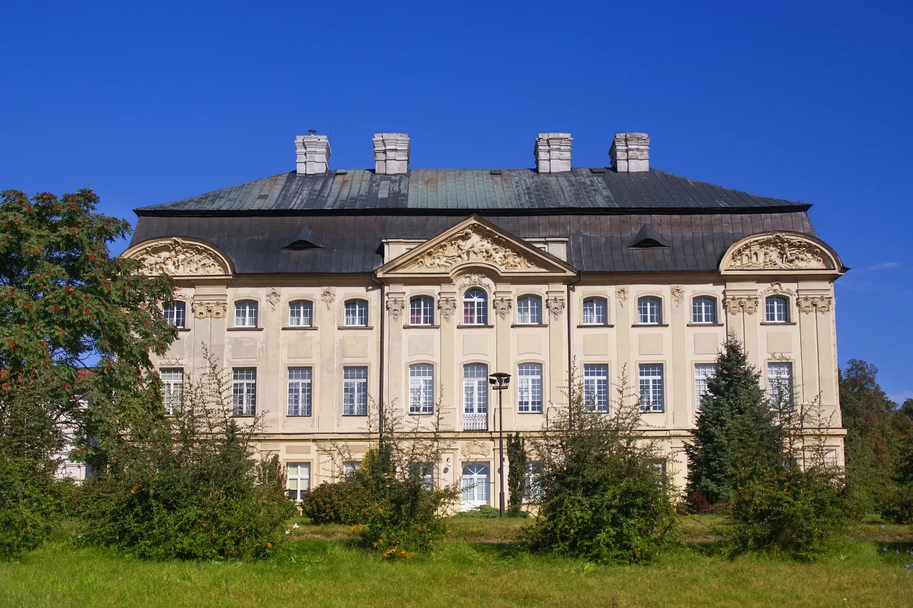 Zdjęcie Pałac w ciążeniu: odkryj jego fascynującą historię i architekturę