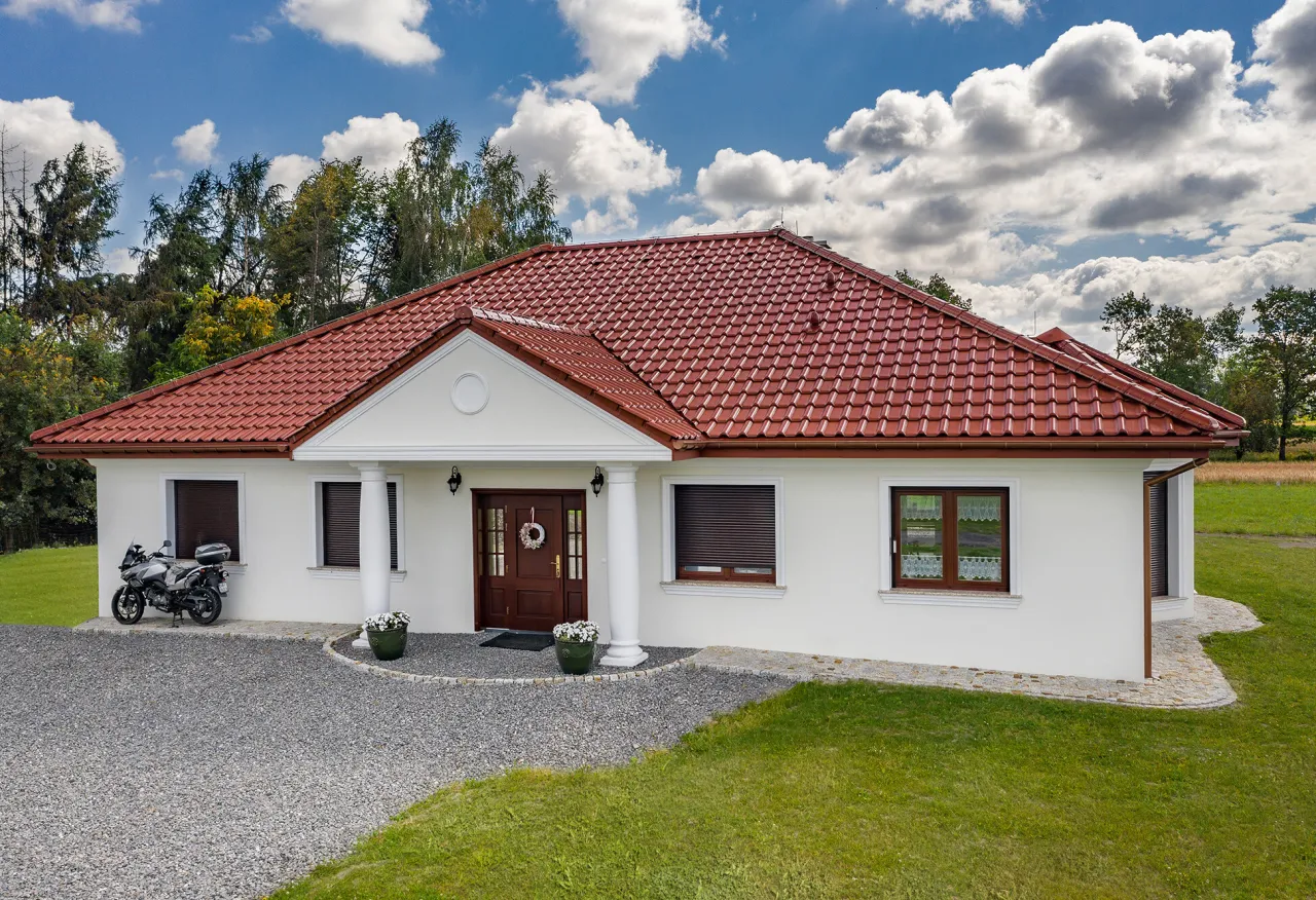 Zdjęcie Ile waży metr dachówki ceramicznej i jak to wpływa na konstrukcję dachu?