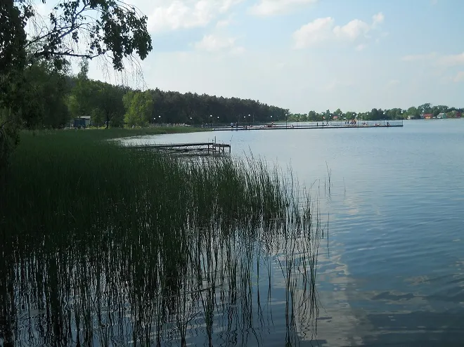 Zdjęcie Jezioro Łukcze - idealne miejsce na wypoczynek i rekreację