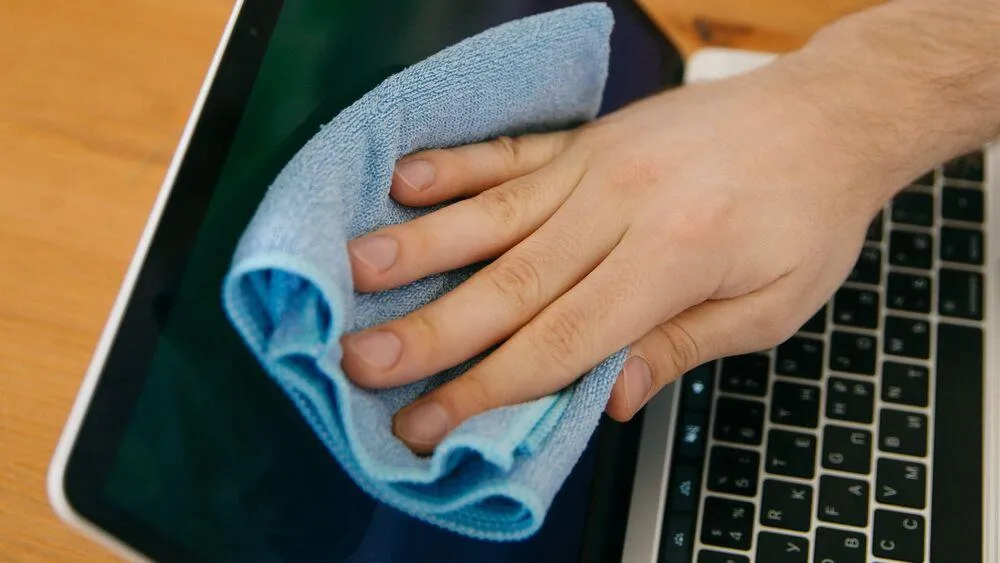 Zdjęcie Jak czyścić ekran MacBooka, aby uniknąć uszkodzeń i zarysowań