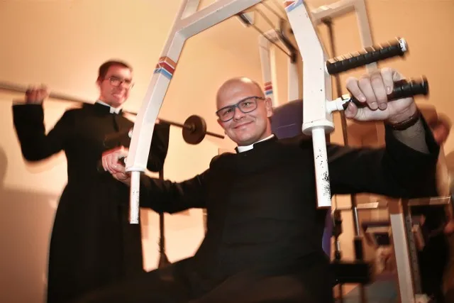 Zdjęcie Jak zwykły ks. Łukasz Czaniecki stał się fenomenem? Oto portret