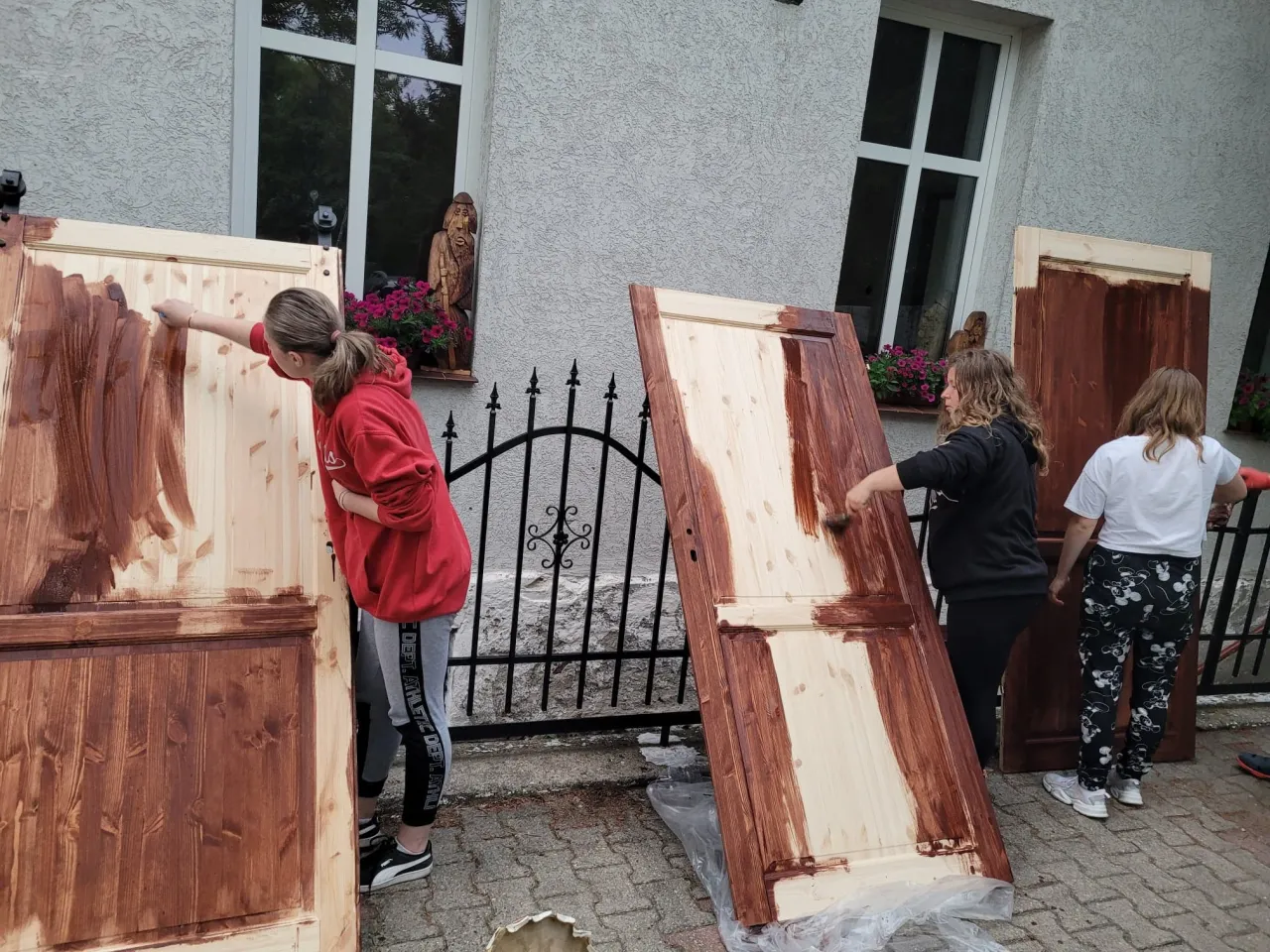 Zdjęcie Czy można oddać ubrania do domu samotnej matki? Sprawdź, jak pomóc potrzebującym