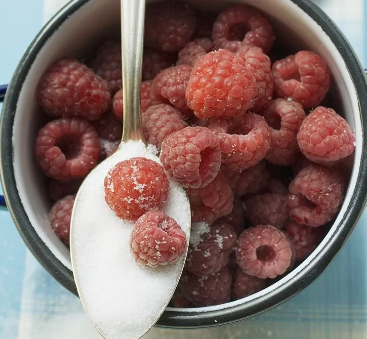 Zdjęcie Nalewka malinowa jak zrobić - prosty przepis na wyjątkowy smak
