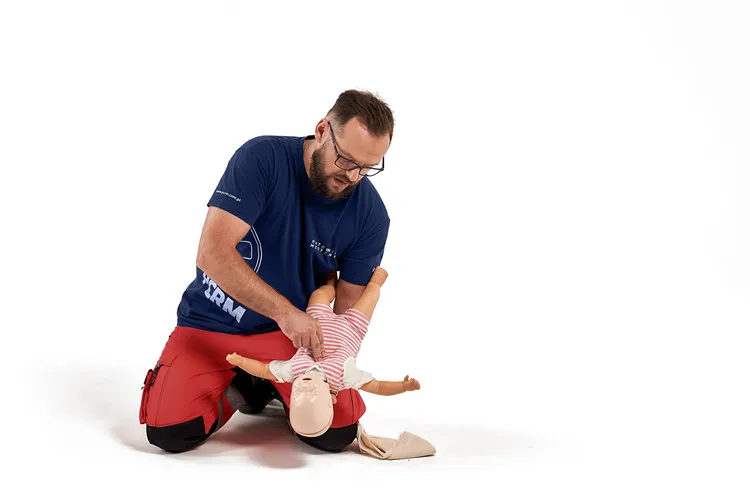 Zdjęcie Reanimacja dziecka ile uciśnięć - kluczowe zasady, które ratują życie