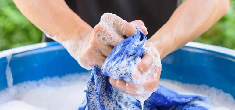 Zdjęcie Jak używać odplamiacza, aby skutecznie usunąć trudne plamy