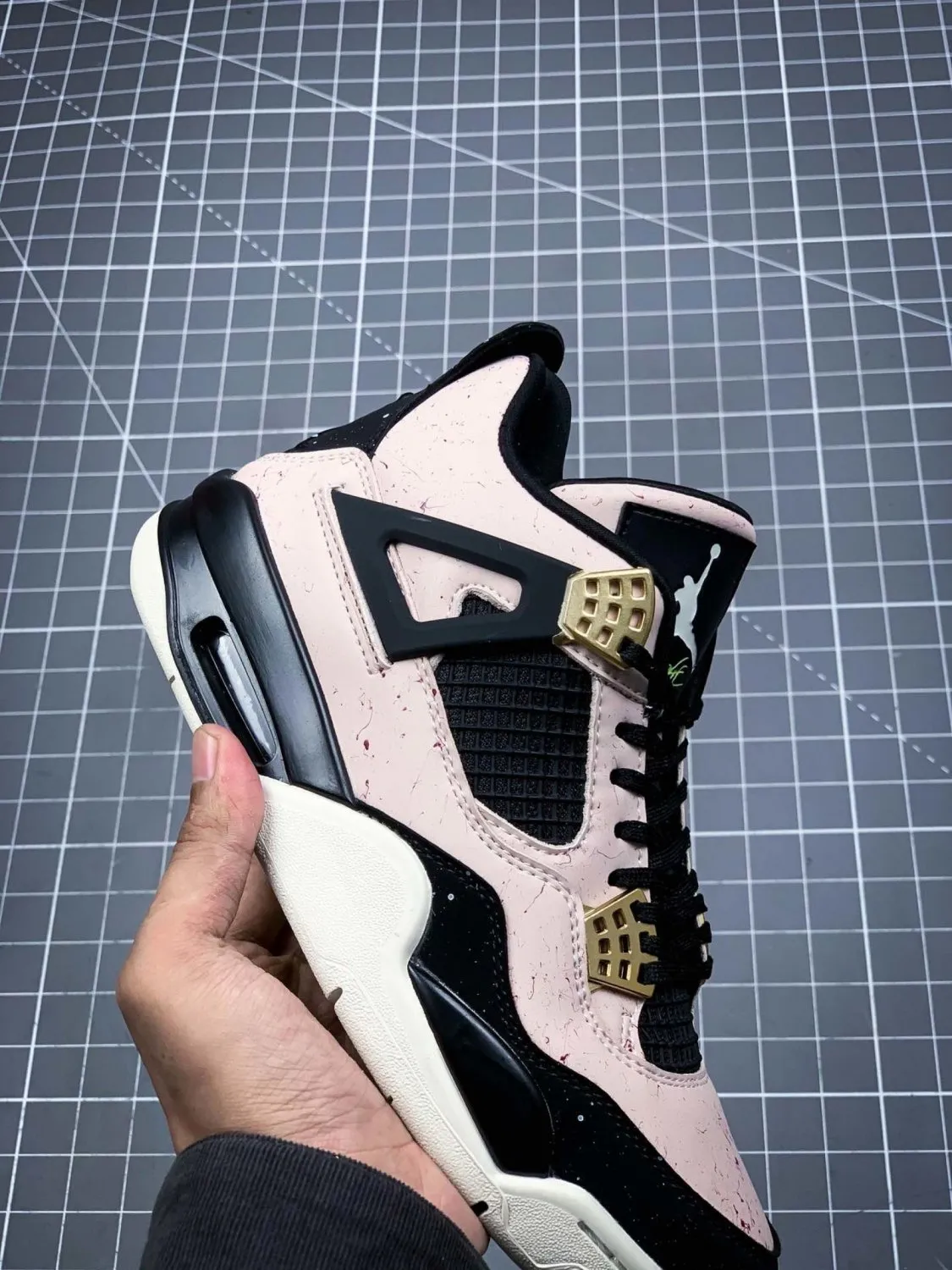 Zdjęcie Jordan 4 Retro Silt Red Splatter - Gdzie znaleźć i jak kupić?
