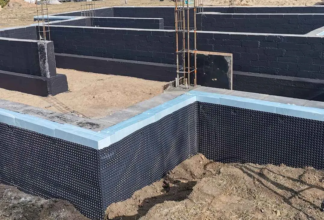 Zdjęcie Jak położyć folię fundamentową? Poradnik krok po kroku