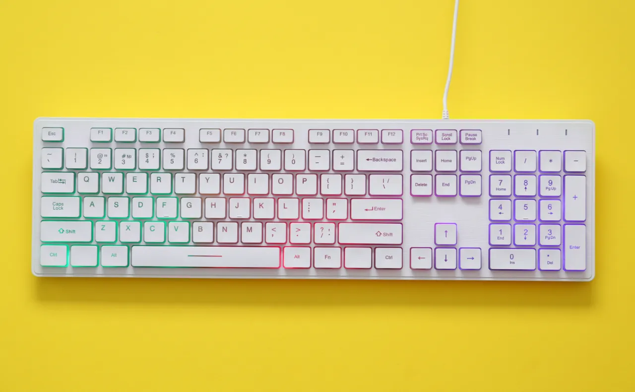 Zdjęcie Klawiatura płaska jak w laptopie – komfort pisania bez kompromisów