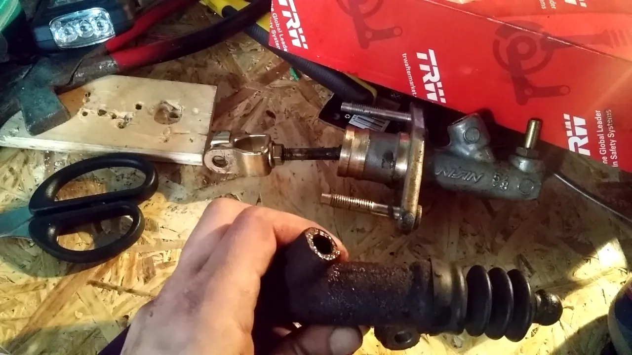 Zdjęcie Jak odpowietrzyć sprzęgło hydrauliczne? Uniknij kosztownej naprawy krok po kroku