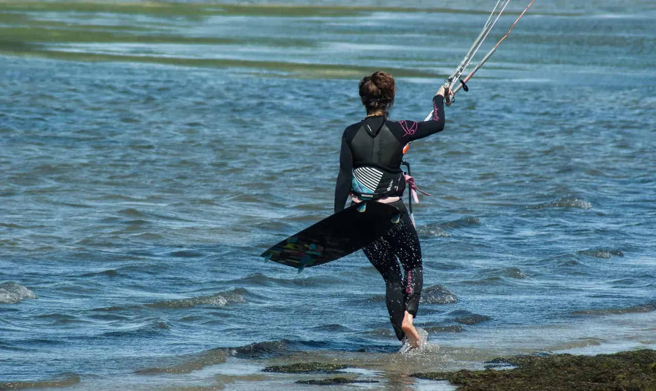 Zdjęcie Kitesurfing co to? Poznaj tajniki i zasady tego ekscytującego sportu